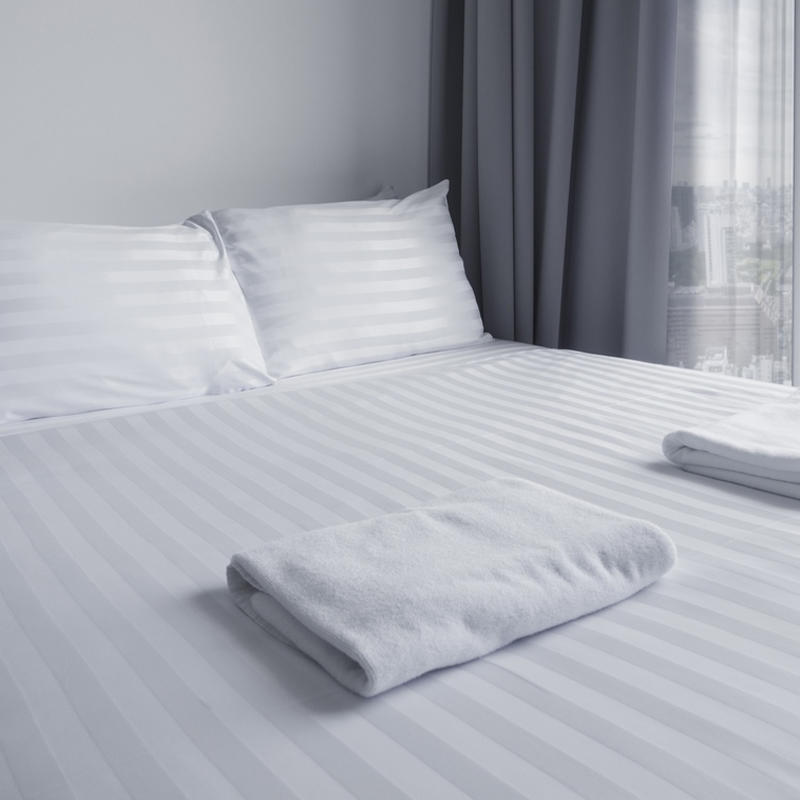 Комплект постельного белья для гостиниц из чистого хлопка T250 в атласную полоску