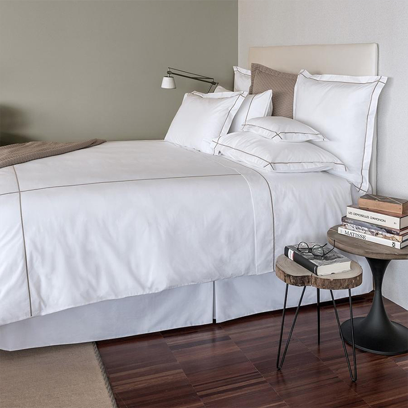 Элегантное гостиничное постельное белье с вышивкой из белого хлопкового сатина 300TC