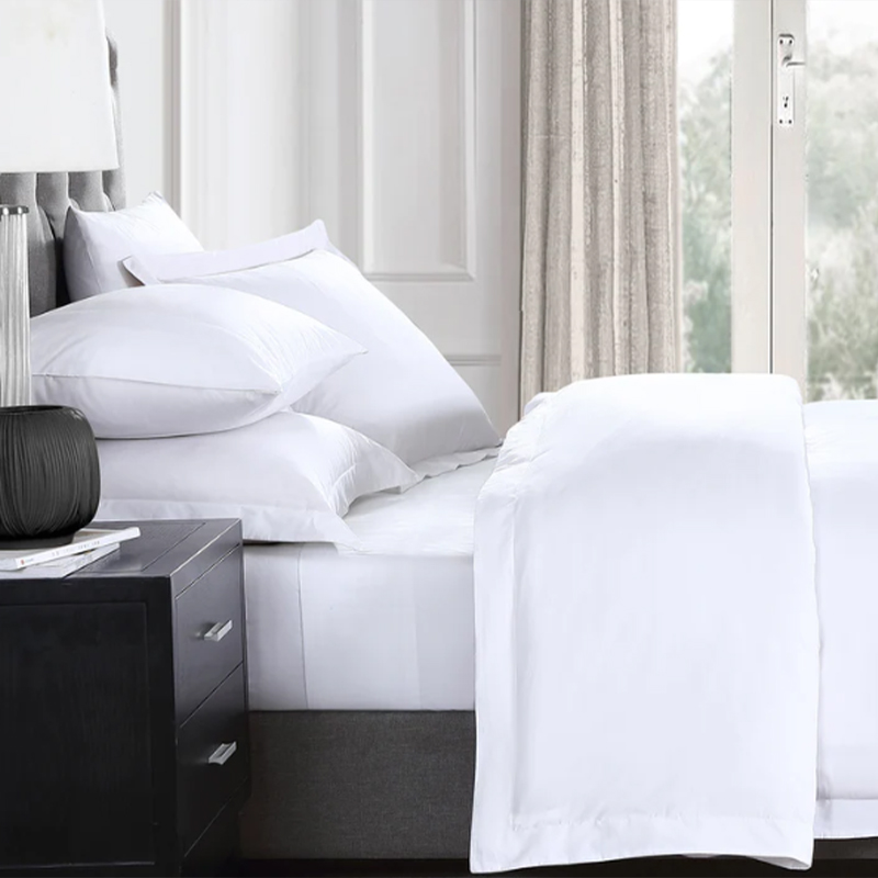 Хлопковое белое постельное белье с плоским плетением и количеством нитей 233 для гостиниц