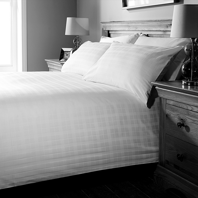 Комплект постельного белья из жаккардового геометрического узора в клетку 330T для гостиниц